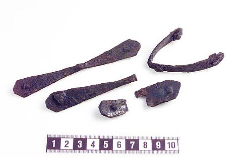 Sköldbeslag, fragment av järn
