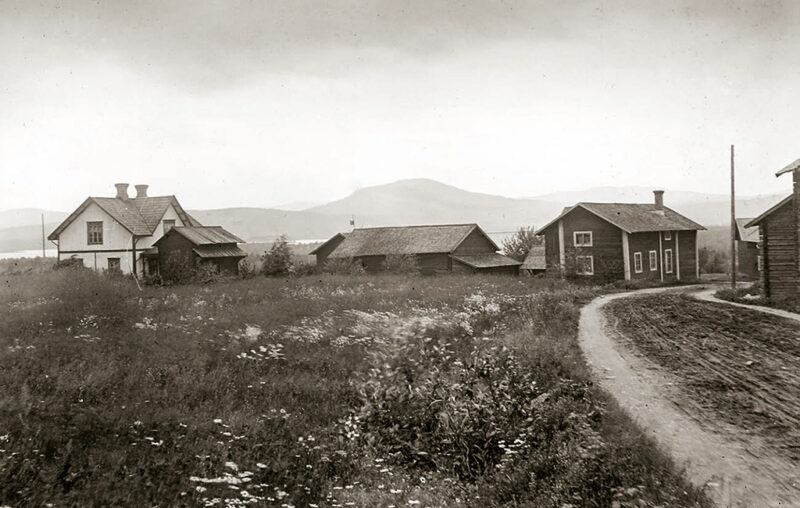Lärkagården i Gruddbo på Sollerön 1920. Foto: Karl Lärka, Mora bygdearkiv.